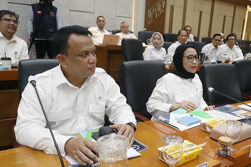 Kepala Badan Gizi Nasional (BGN) Nanik Sudaryati Deyang mengikuti rapat kerja perdananya bersama komisi IX DPR. (BeritaNasional/Elvis Sendouw)