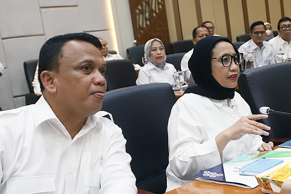 Kepala Badan Gizi Nasional (BGN) Nanik Sudaryati Deyang mengikuti rapat kerja perdananya bersama komisi IX DPR. (BeritaNasional/Elvis Sendouw)
