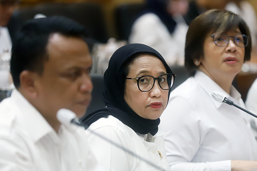 Kepala Badan Gizi Nasional (BGN) Nanik Sudaryati Deyang mengikuti rapat kerja perdananya bersama komisi IX DPR. (BeritaNasional/Elvis Sendouw)