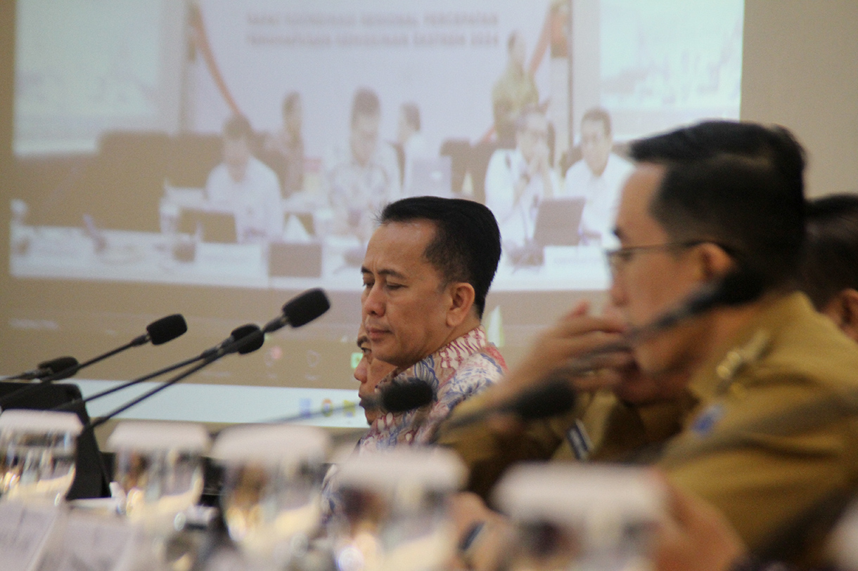 Deputi Bidang Koordinasi Peningkatan Kesejahteraan Sosial Kementerian Koordinator Bidang Pembangunan Manusia dan Kebudayaan (Kemenko PMK) Nunung Nuryartono (Tegah)memimpin Rapat Koordinasi Regional Percepatan Penghapusan Kemiskinan Ekstrem 2024 di Jakarta, Senin (5/8/2024).(BeritaNasional.com/Oke Atmaja)