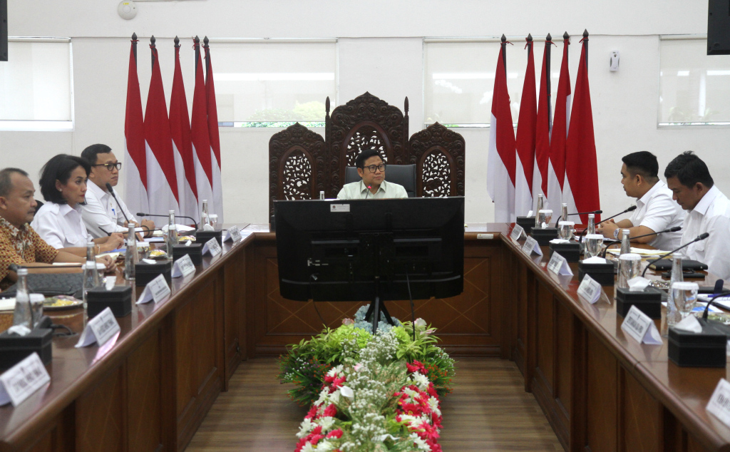 Menko Pemberdayaan Masyarakat Muhaimin Iskandar (Cak Imin) memberikan keterangan pers di Kementerian Pemberdayaan Masyarajat, Jakarta, Selasa (5/11/2024).  (BeritaNasional Com/Oke Atmaja)