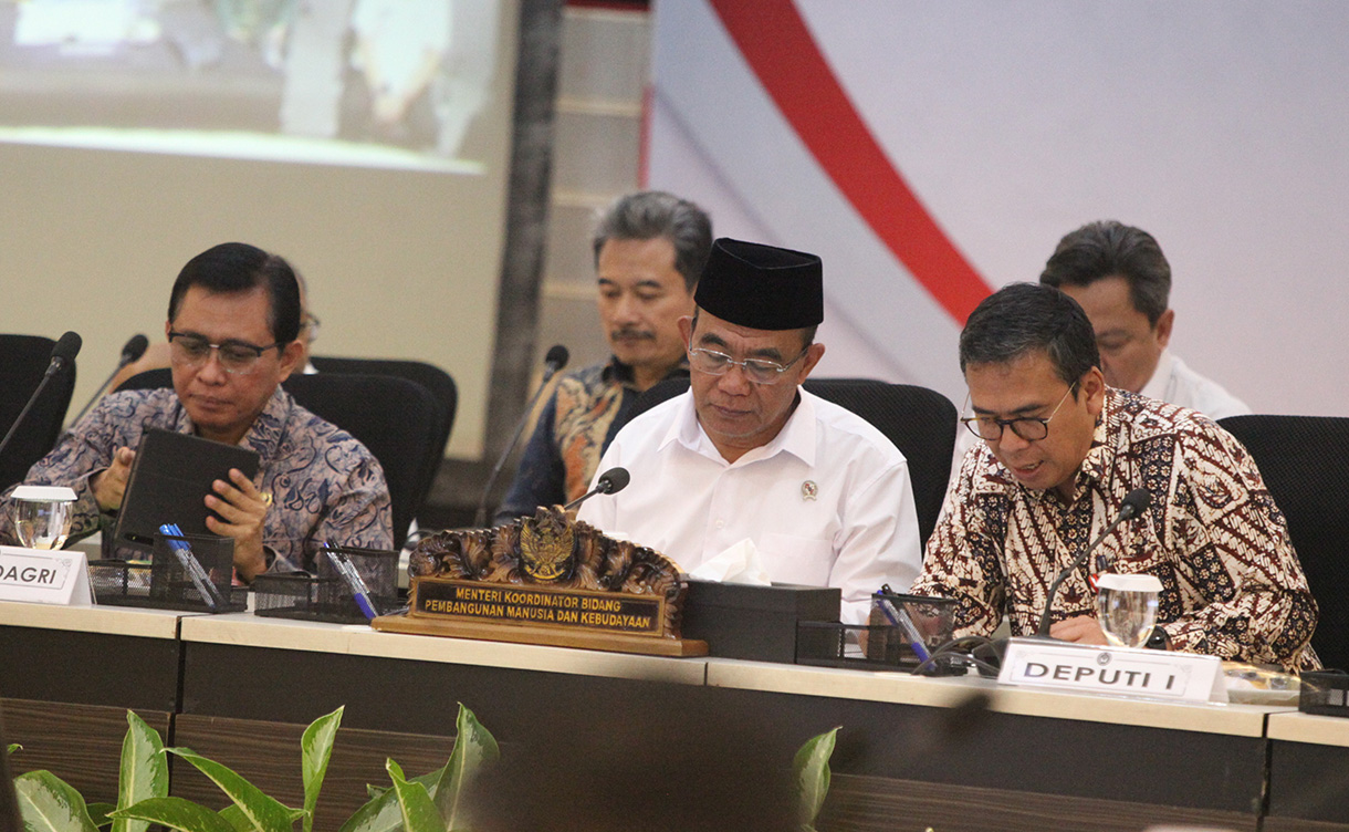 Menko PMK RI, Muhadjir Effendy (tengah) saat memimpin Rapat Koordinasi Regional (Rakor) di kantor Kemenko PMK,Jakarta, Kamis (8/8/2024). (BeritaNasional.com/Oke Atmaja)