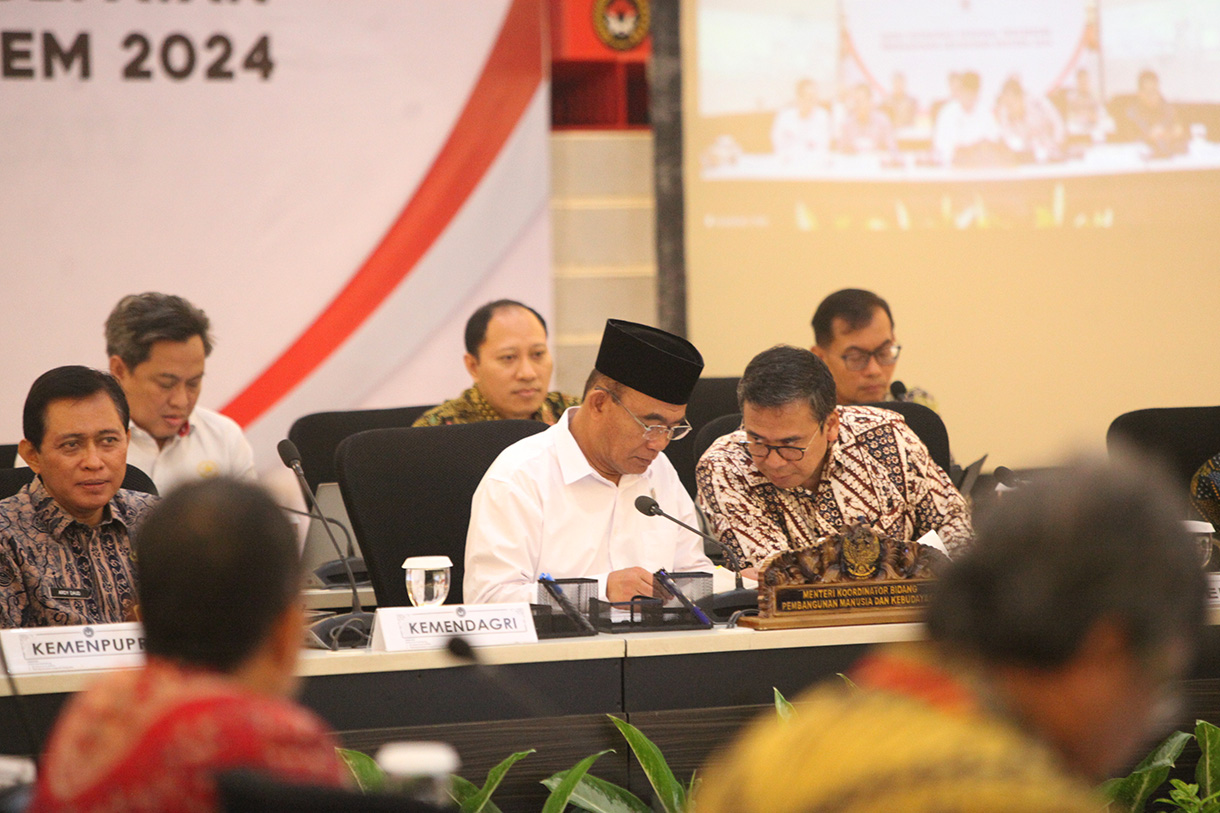 Menko PMK RI, Muhadjir Effendy (tengah) saat memimpin Rapat Koordinasi Regional (Rakor) di kantor Kemenko PMK,Jakarta, Kamis (8/8/2024). (BeritaNasional.com/Oke Atmaja)