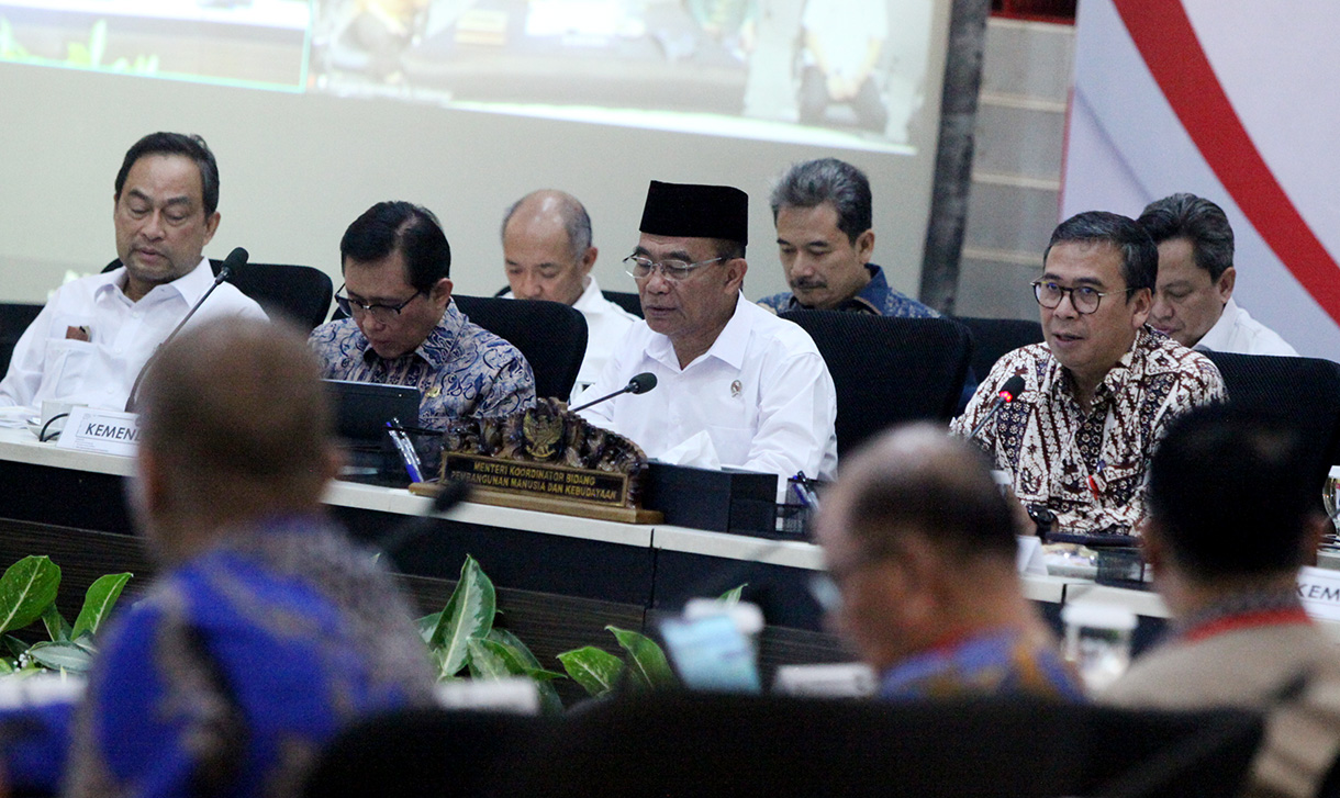 Menko PMK RI, Muhadjir Effendy (tengah) saat memimpin Rapat Koordinasi Regional (Rakor) di kantor Kemenko PMK,Jakarta, Kamis (8/8/2024). (BeritaNasional.com/Oke Atmaja)