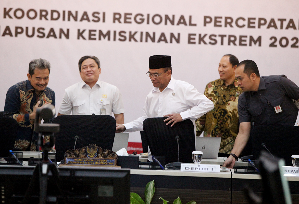 Menko PMK RI, Muhadjir Effendy (tengah) saat memimpin Rapat Koordinasi Regional (Rakor) di kantor Kemenko PMK,Jakarta, Kamis (8/8/2024). (BeritaNasional.com/Oke Atmaja)