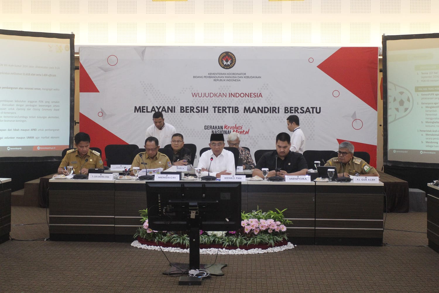 Menko PMK Muhadjir Effendy memberikan keterangan pers mengenai persiapan Pekan Olahraga Nasional (PON) Aceh dan Sumatera Utara di Gedung Kemenko PMK, Jakarta, Senin (14/5/2024).  (Berita nasional.com/Oke Atmaja)