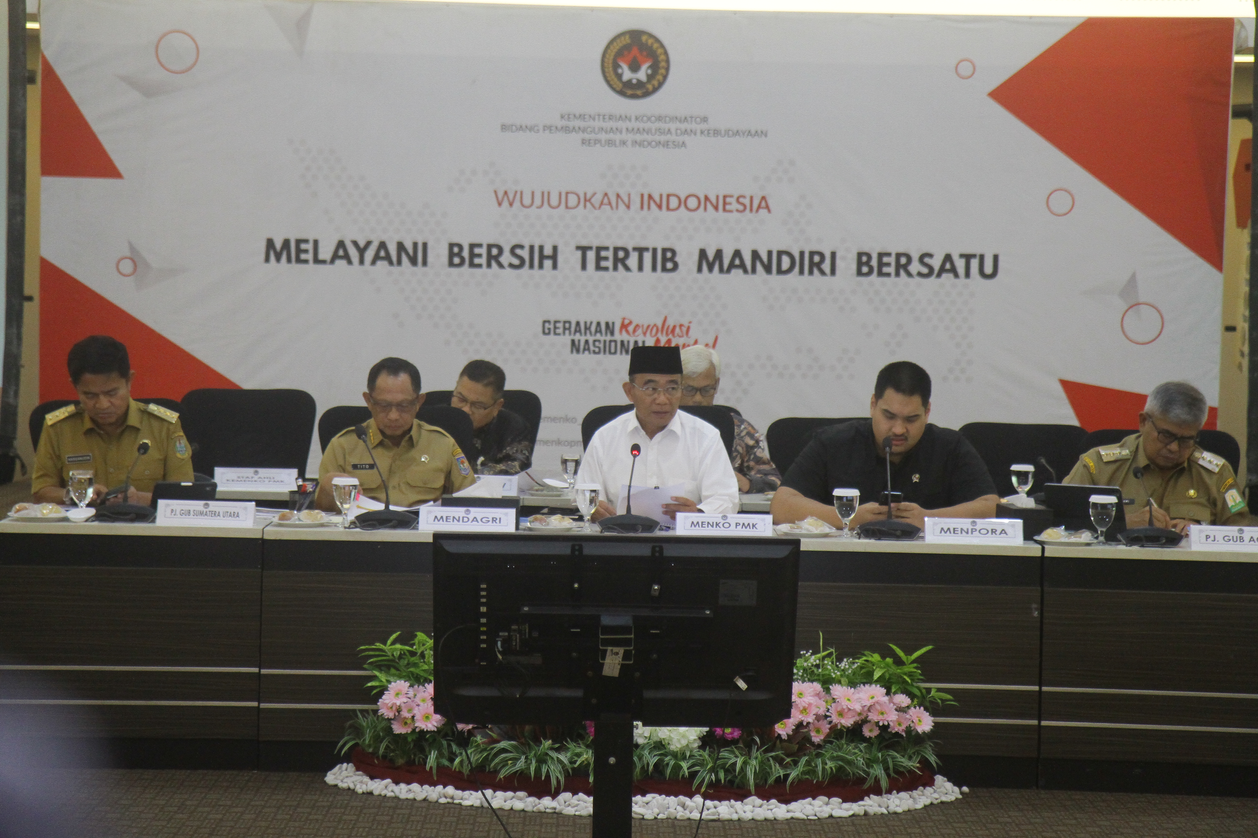 Menko PMK Muhadjir Effendy memberikan keterangan pers mengenai persiapan Pekan Olahraga Nasional (PON) Aceh dan Sumatera Utara di Gedung Kemenko PMK, Jakarta, Senin (14/5/2024).  (Berita nasional.com/Oke Atmaja)