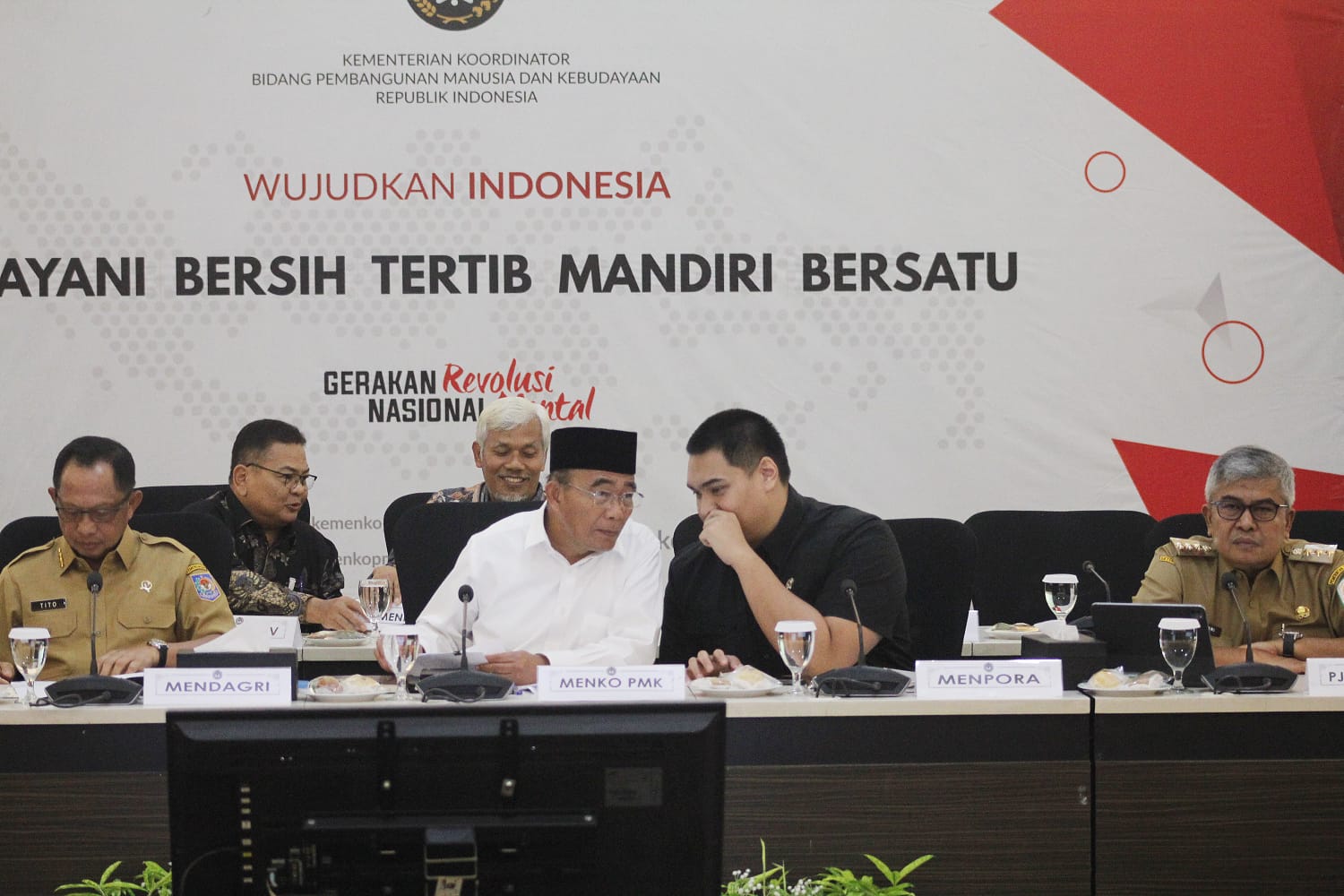 Menko PMK Muhadjir Effendy memberikan keterangan pers mengenai persiapan Pekan Olahraga Nasional (PON) Aceh dan Sumatera Utara di Gedung Kemenko PMK, Jakarta, Senin (14/5/2024).  (Berita nasional.com/Oke Atmaja)