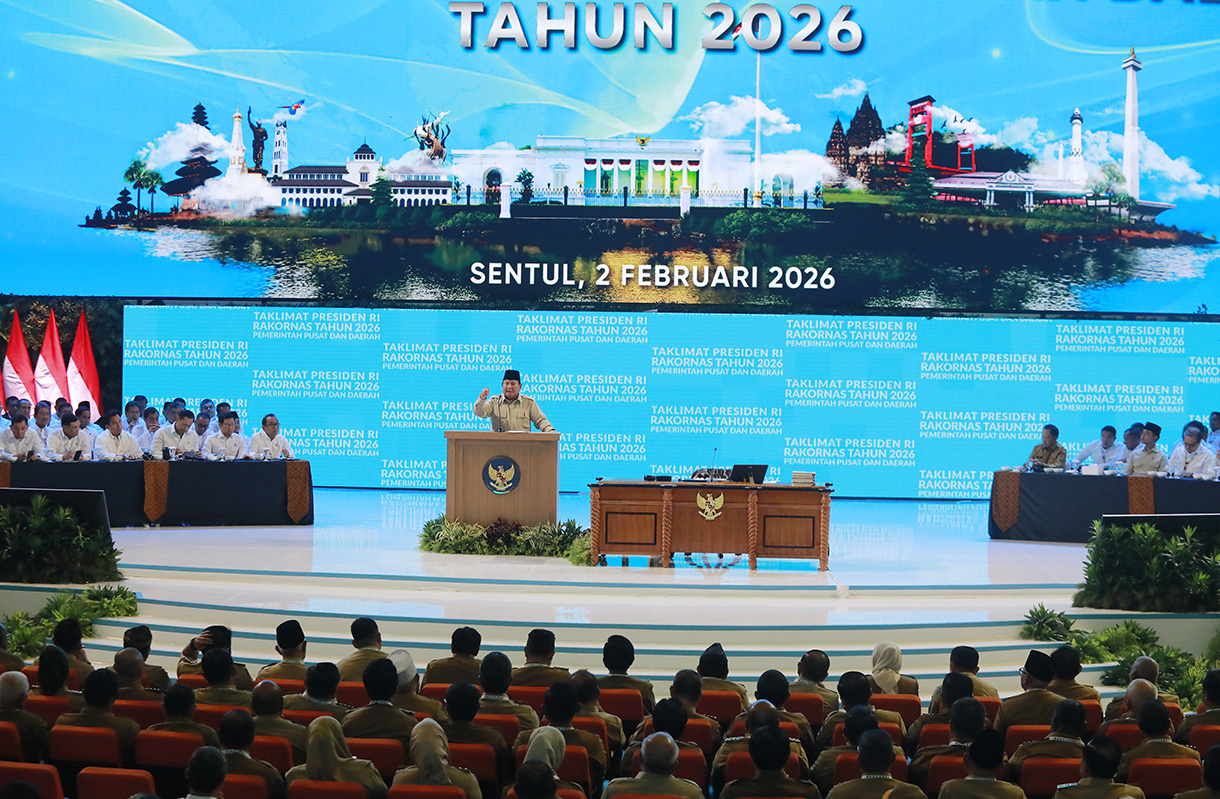 Presiden Prabowo Subianto (tengah) menyampaikan taklimat dalam Rakornas Pemerintah Pusat dan Pemerintah Daerah 2026 di Sentul International Convention Center (SICC), Kabupaten Bogor, Jawa Barat, Senin (2/2/2026). (Beritanasional.com/Oke Atmaja)