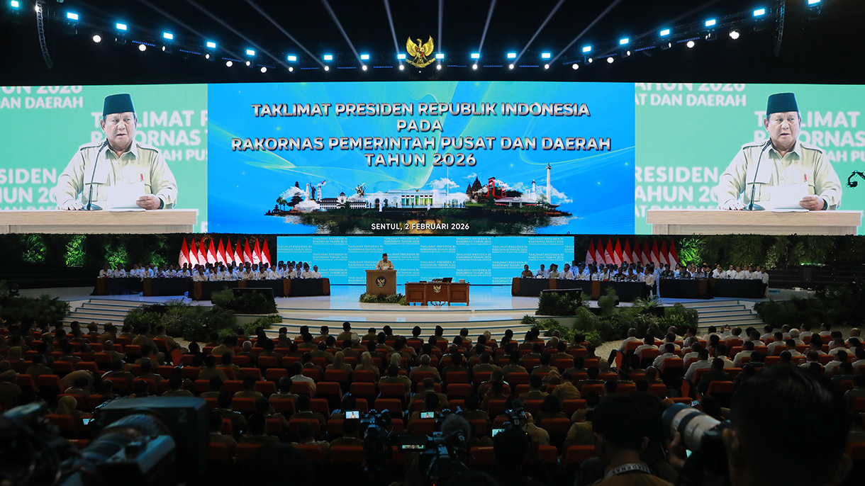 Presiden Prabowo Subianto (tengah) menyampaikan taklimat dalam Rakornas Pemerintah Pusat dan Pemerintah Daerah 2026 di SICC, Kabupaten Bogor, Jabar, Senin (2/2/2026). (Beritanasional/Oke Atmaja)