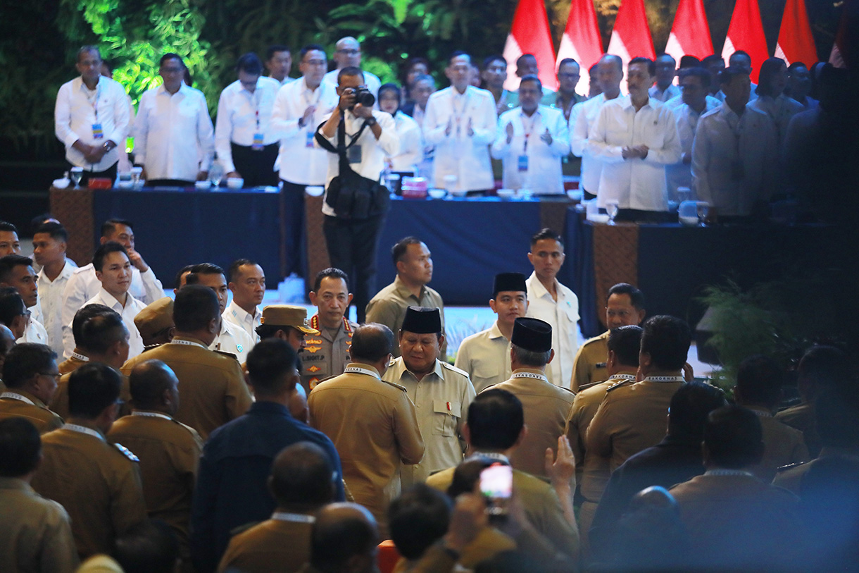 Presiden Prabowo Subianto (tengah) menyampaikan taklimat dalam Rakornas Pemerintah Pusat dan Pemerintah Daerah 2026 di Sentul International Convention Center (SICC), Kabupaten Bogor, Jawa Barat, Senin (2/2/2026). (Beritanasional.com/Oke Atmaja)