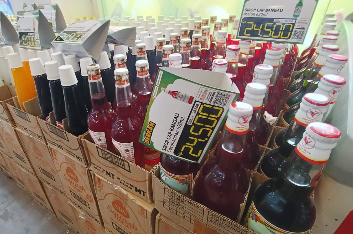 Karyawan supermarket merapikan produk makanan dan minuman di Jakarta, Minggu (1/3/2026).(Beritanasional.com/Oke Atmaja)