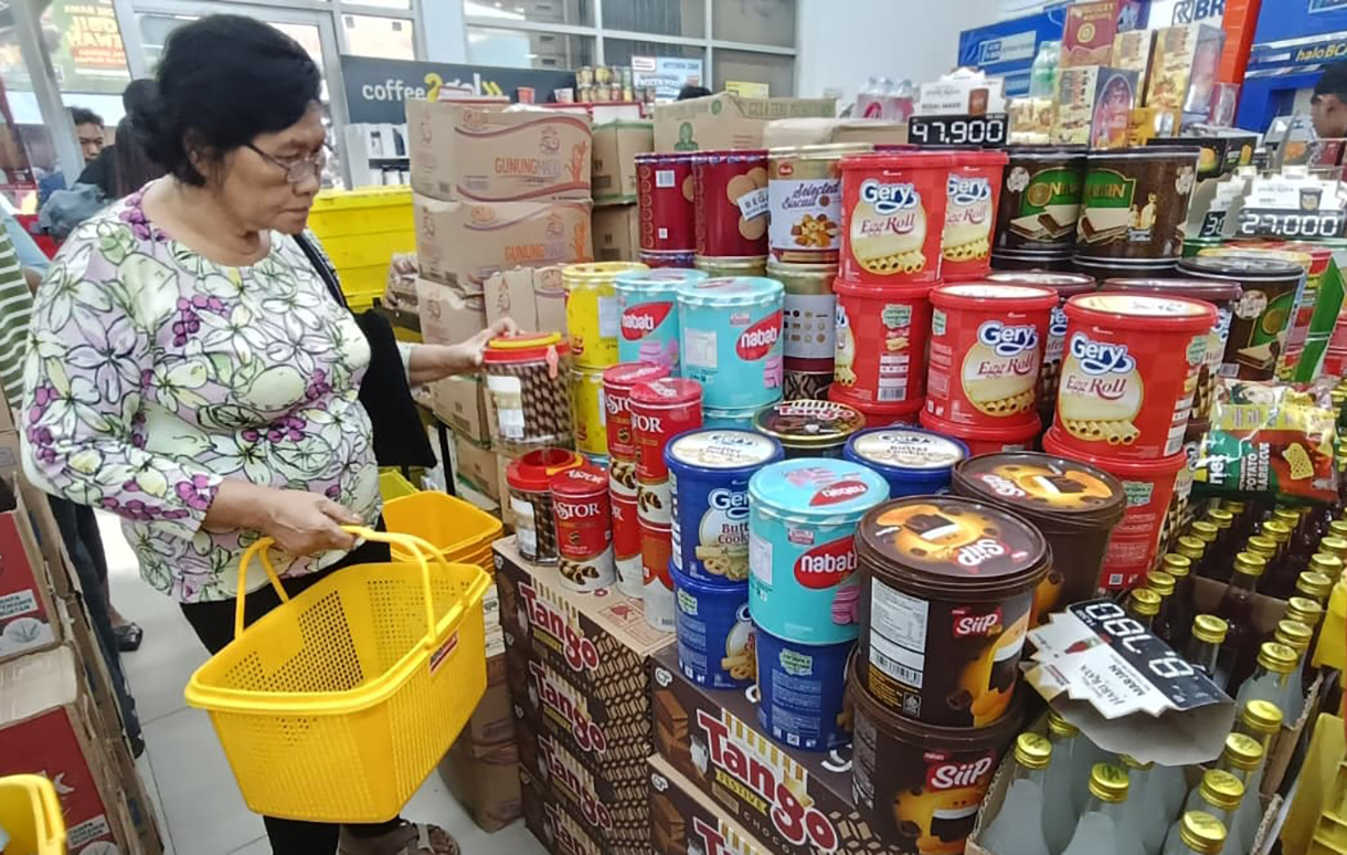 Karyawan supermarket merapikan produk makanan dan minuman di Jakarta, Minggu (1/3/2026).(Beritanasional.com/Oke Atmaja)