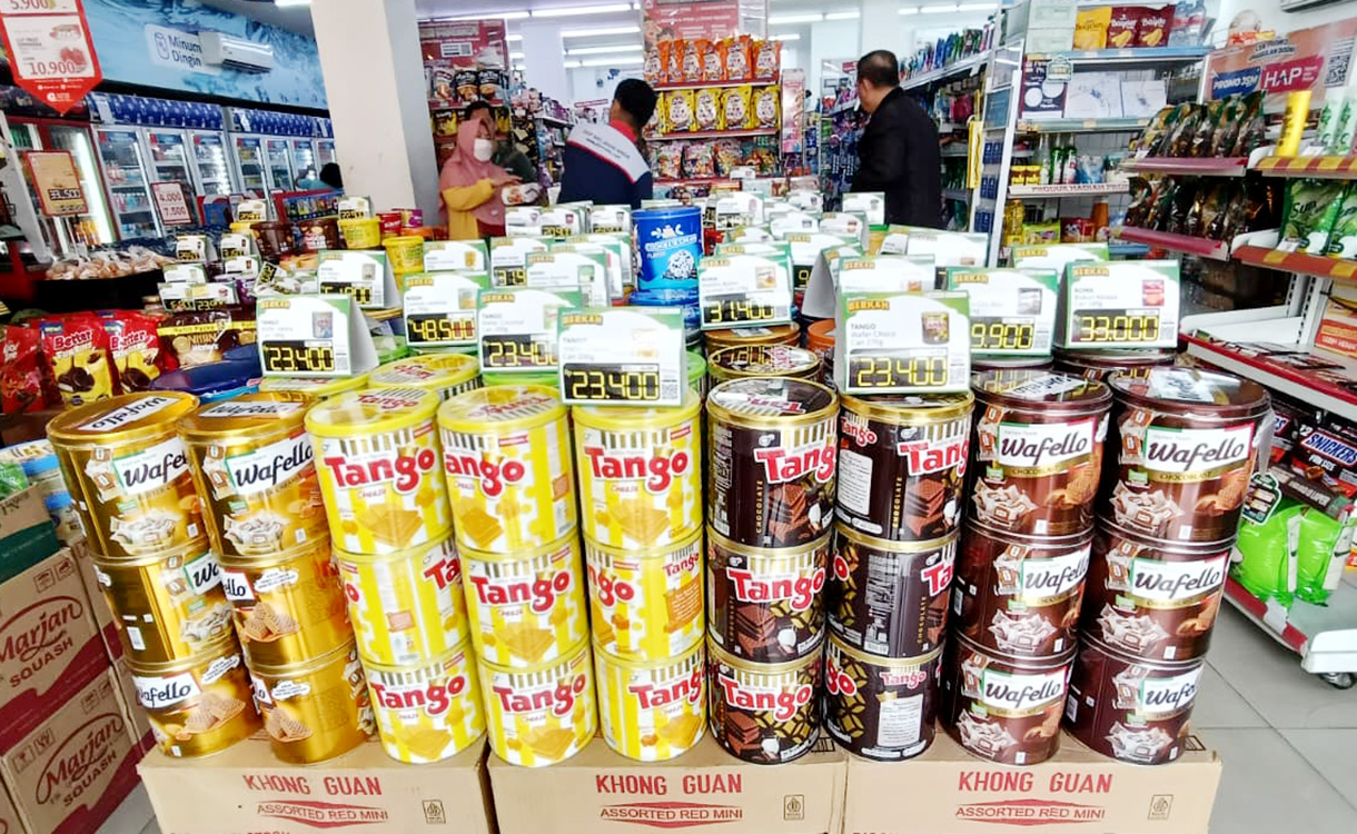 Karyawan supermarket merapikan produk makanan dan minuman di Jakarta, Minggu (1/3/2026).(Beritanasional.com/Oke Atmaja)