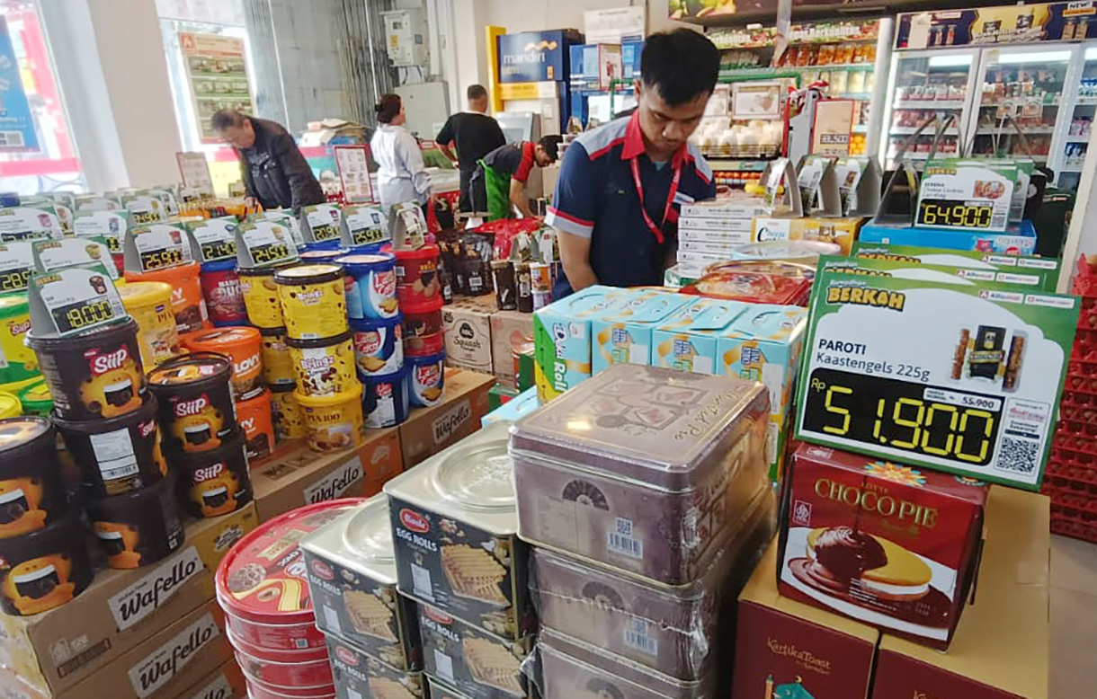 Karyawan supermarket merapikan produk makanan dan minuman di Jakarta, Minggu (1/3/2026).(Beritanasional.com/Oke Atmaja)