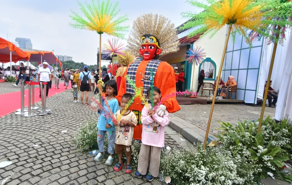 Ramaikan Lebaran Betawi, Warga Padati Monas Suasana lebaran Betawi di Monumen Nasional, Jakarta, Sabtu (26/4/2025).(Berita nasional.com/Oke Atmaja)