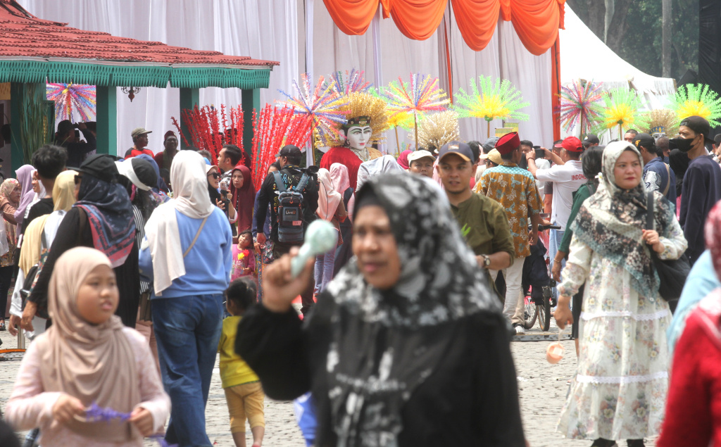 Ramaikan Lebaran Betawi, Warga Padati Monas Suasana lebaran Betawi di Monumen Nasional, Jakarta, Sabtu (26/4/2025).(Berita nasional.com/Oke Atmaja)