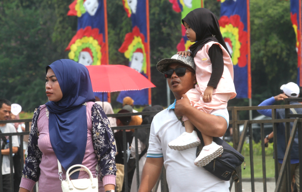 Ramaikan Lebaran Betawi, Warga Padati Monas Suasana lebaran Betawi di Monumen Nasional, Jakarta, Sabtu (26/4/2025).(Berita nasional.com/Oke Atmaja)
