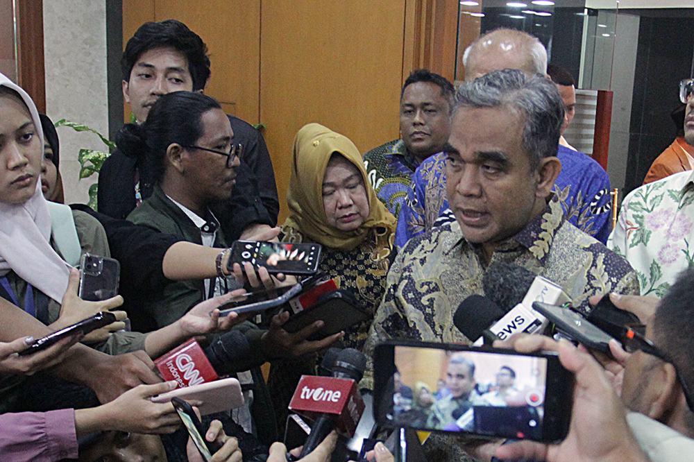 Ketua MPR RI Ahmad Muzani memberikan keterangan kepada wartawan usai rapat gabungan MPR, DPR, DPD RI membahas persiapan pelantikan Presiden. (BeritaNasional/Elvis Sendouw)