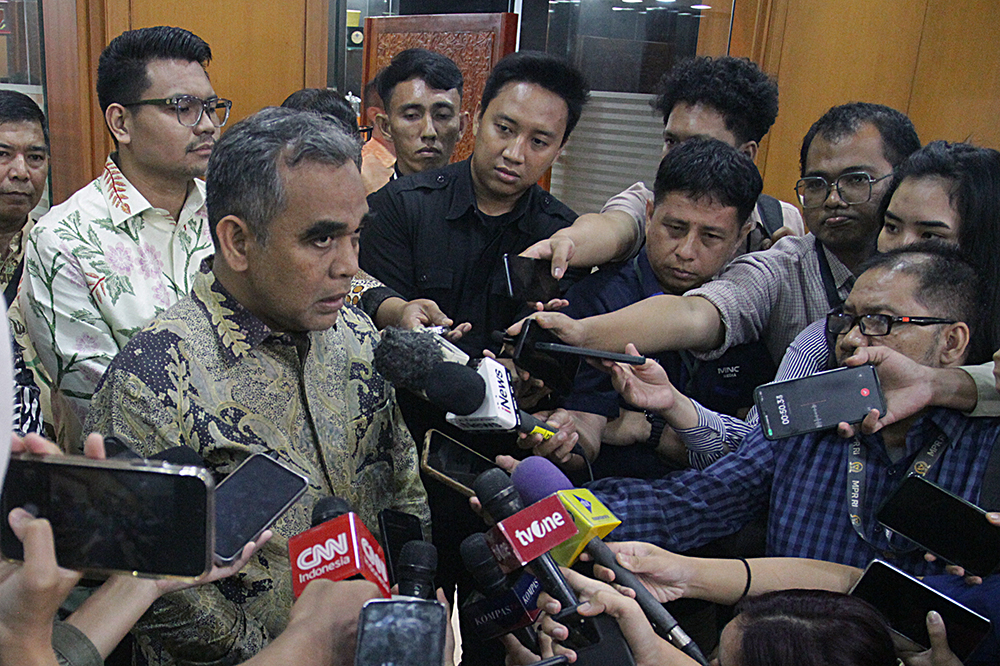 Ketua MPR RI Ahmad Muzani memberikan keterangan kepada wartawan usai rapat gabungan MPR, DPR, DPD RI membahas persiapan pelantikan Presiden. (BeritaNasional/Elvis Sendouw)