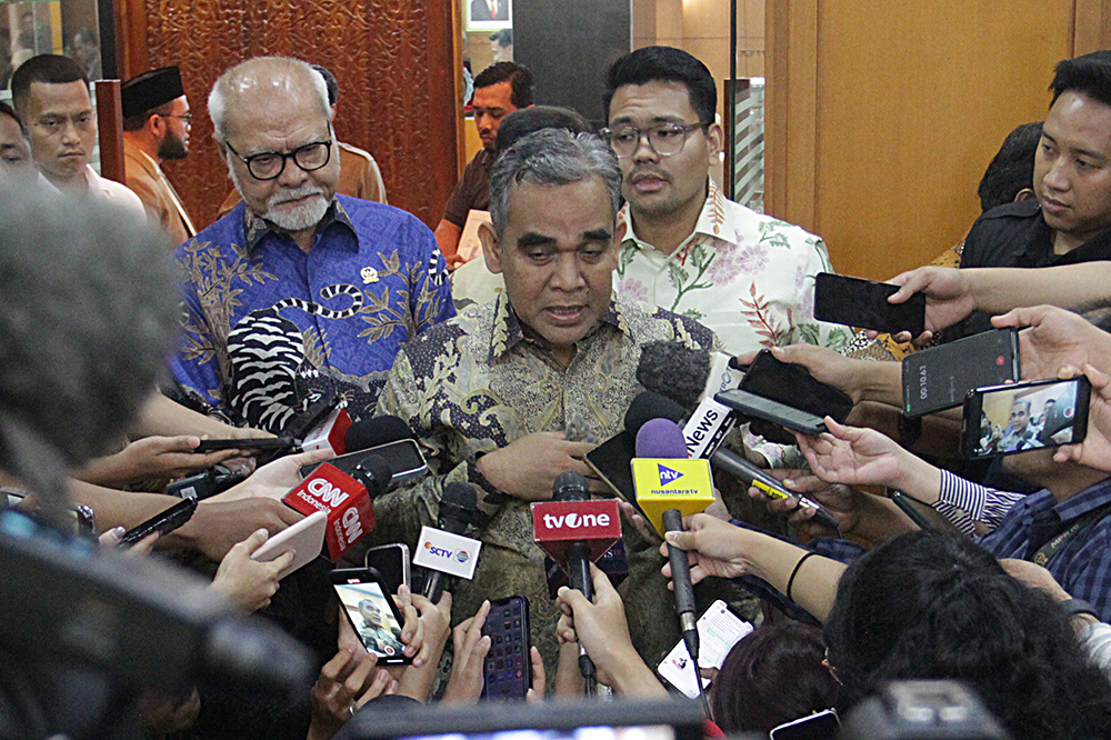 Ketua MPR RI Ahmad Muzani memberikan keterangan kepada wartawan usai rapat gabungan MPR, DPR, DPD RI membahas persiapan pelantikan Presiden. (BeritaNasional/Elvis Sendouw)