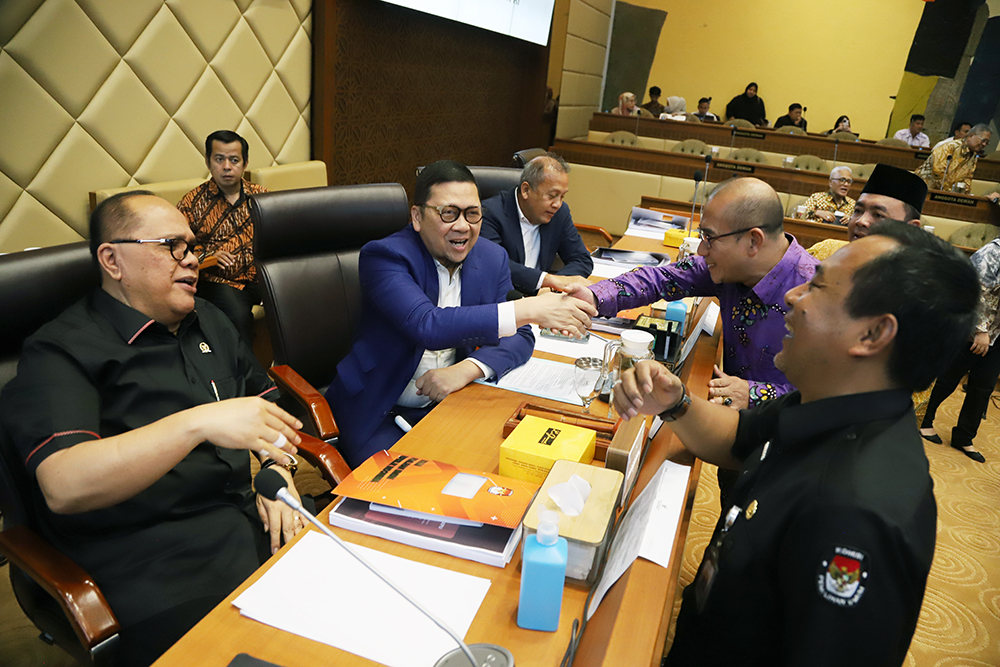 Rapat kerja komisi II bersama Mendagri, KPU, Bawaslu dan DKPP bahas evaluasi Pemilu. (BeritaNasional/Elvis Sendouw)