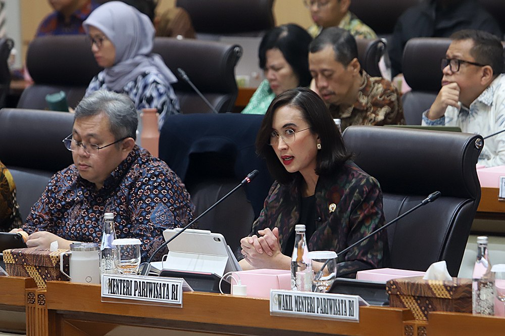 Menteri Pariwisata Widiyanti Putri Wardhana mengikuti rapat kerja Komisi VII. (BeritaNasional/Elvis Sendouw)