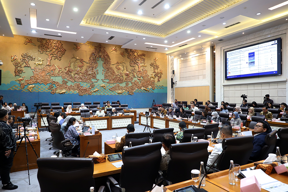 Menteri Pariwisata Widiyanti Putri Wardhana mengikuti rapat kerja Komisi VII. (BeritaNasional/Elvis Sendouw)