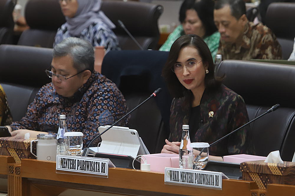 Menteri Pariwisata Widiyanti Putri Wardhana mengikuti rapat kerja Komisi VII. (BeritaNasional/Elvis Sendouw)