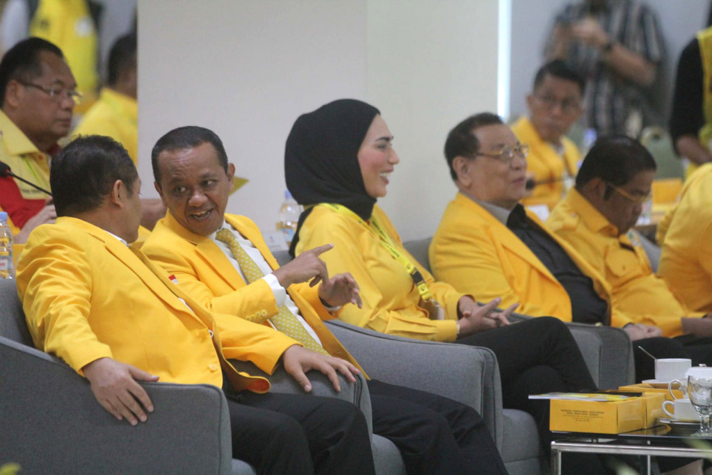 Ketua Umum Partai Golkar Bahlil Lahadalia menyampaikan sambutan dalam Rapat Kerja Nasional Partai Golkar Tahun 2025 di Kantor DPP Partai Golkar, Jakarta, Sabtu (8/2/2025).  (Beritanasional.com/Oke Atmaja)