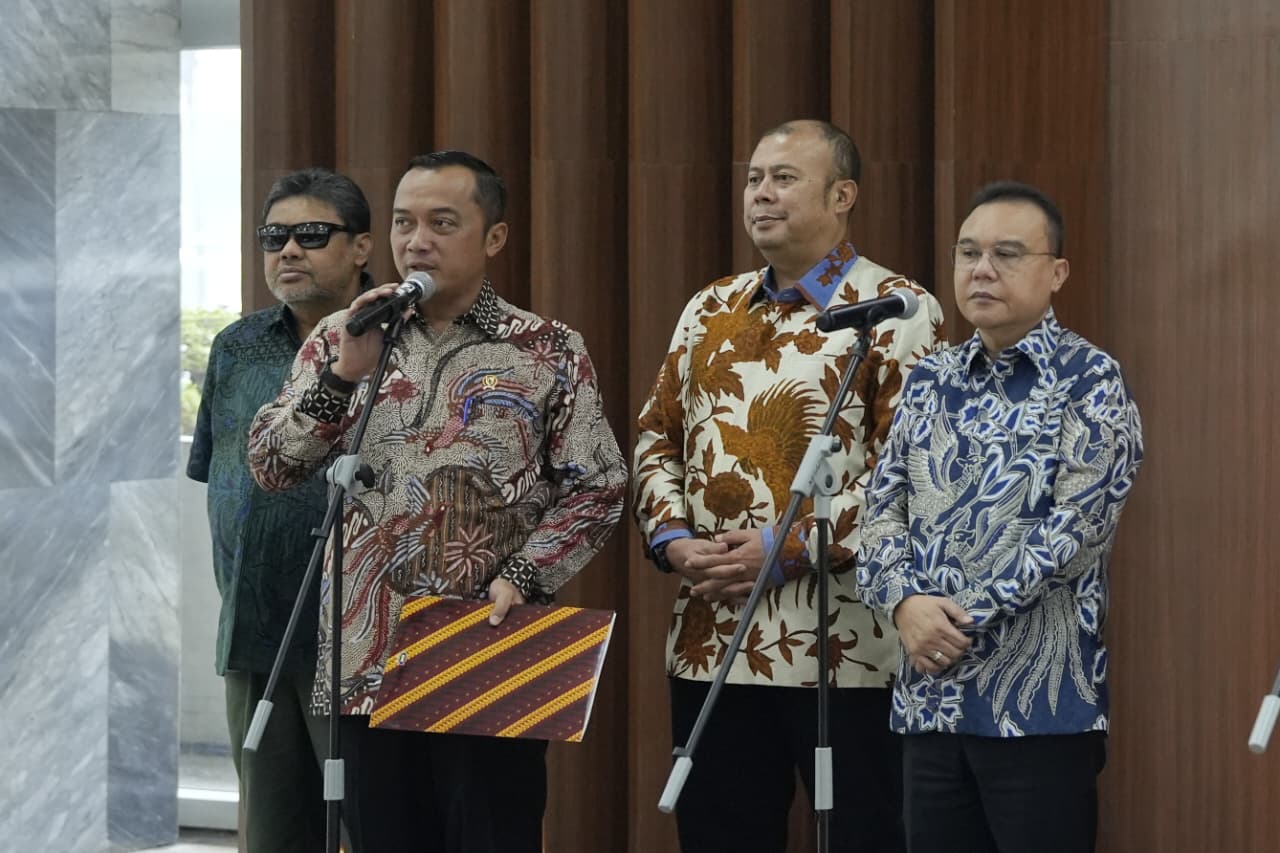 Wakil Ketua DPR RI, Sufmi Dasco Ahmad bersama pimpinan DPR RI Cucun Ahmad Syamsurijal melakukan Rapat Koordinasi bersama pemerintah bahas Satuan Tugas (Satgas) Mitigasi PHK. (BeritaNasional/Elvis/HO Yoga)