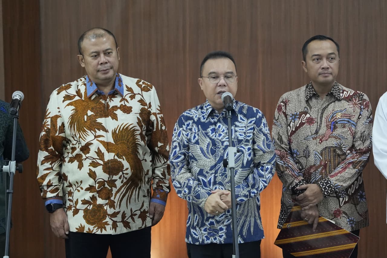 Wakil Ketua DPR RI, Sufmi Dasco Ahmad bersama pimpinan DPR RI Cucun Ahmad Syamsurijal melakukan Rapat Koordinasi bersama pemerintah bahas Satuan Tugas (Satgas) Mitigasi PHK. (BeritaNasional/Elvis/HO Yoga)