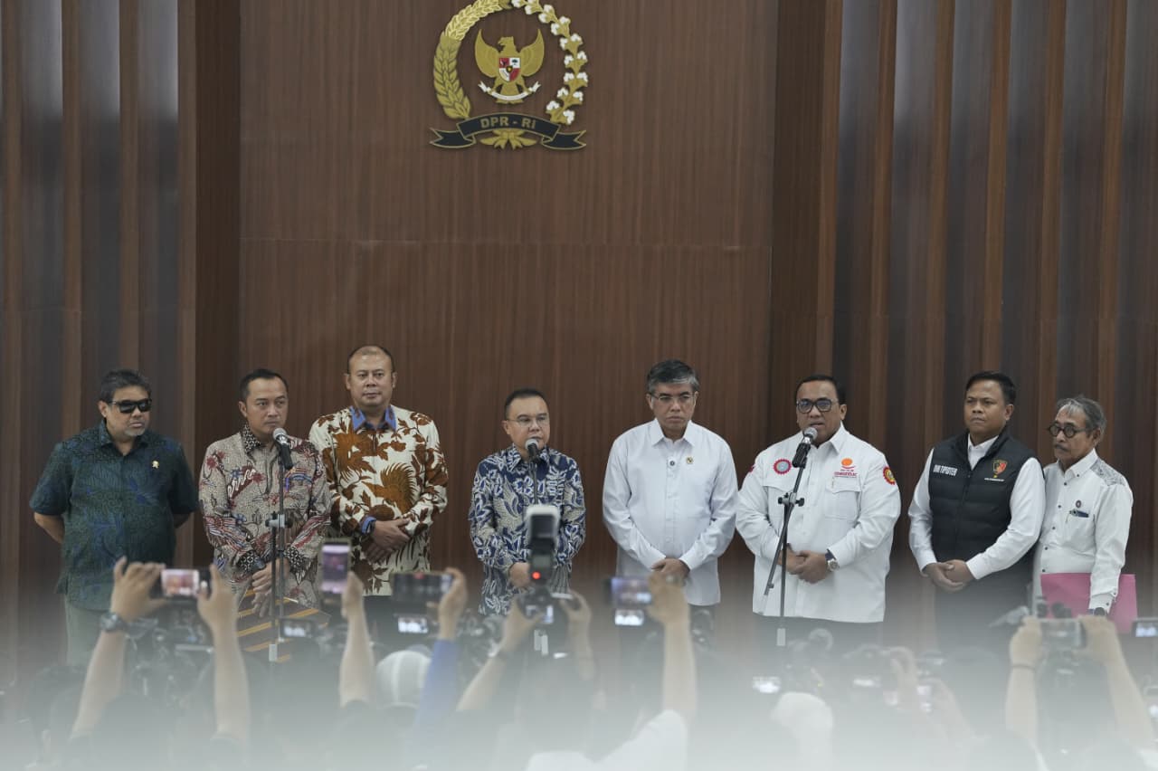 Wakil Ketua DPR RI, Sufmi Dasco Ahmad bersama pimpinan DPR RI Cucun Ahmad Syamsurijal melakukan Rapat Koordinasi bersama pemerintah bahas Satuan Tugas (Satgas) Mitigasi PHK. (BeritaNasional/Elvis/HO Yoga)