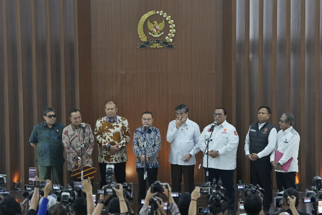 Wakil Ketua DPR RI, Sufmi Dasco Ahmad bersama pimpinan DPR RI Cucun Ahmad Syamsurijal melakukan Rapat Koordinasi bersama pemerintah bahas Satuan Tugas (Satgas) Mitigasi PHK. (BeritaNasional/Elvis/HO Yoga)