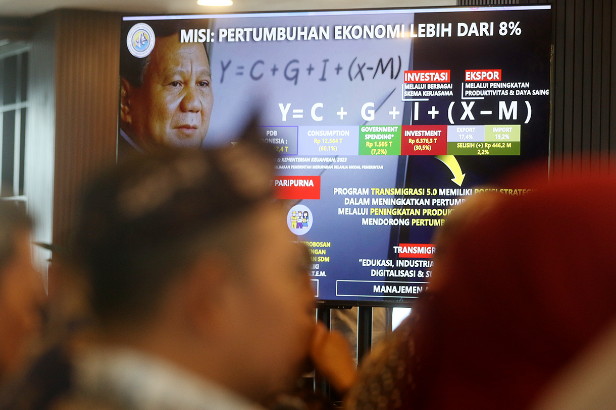 Menteri Transmigrasi (Mentrans) M Iftitah Sulaiman Suryanagara (kiri), Menteri Koordinator (Menko) Bidang Infrastruktur dan Pembangunan Kewilayahan, Agus Harimurti Yudhoyono (tengah), dan Wakil Menteri Transmigrasi, Viva Yoga Mauladi saat Town Hall Meeting di Kementerian Koordinator Bidang Infrastruktur dan Pembangunan Kewilayahan, di Jakarta, Kamis (5/2/2026). (Beritanasional.com/Oke Atmaja)