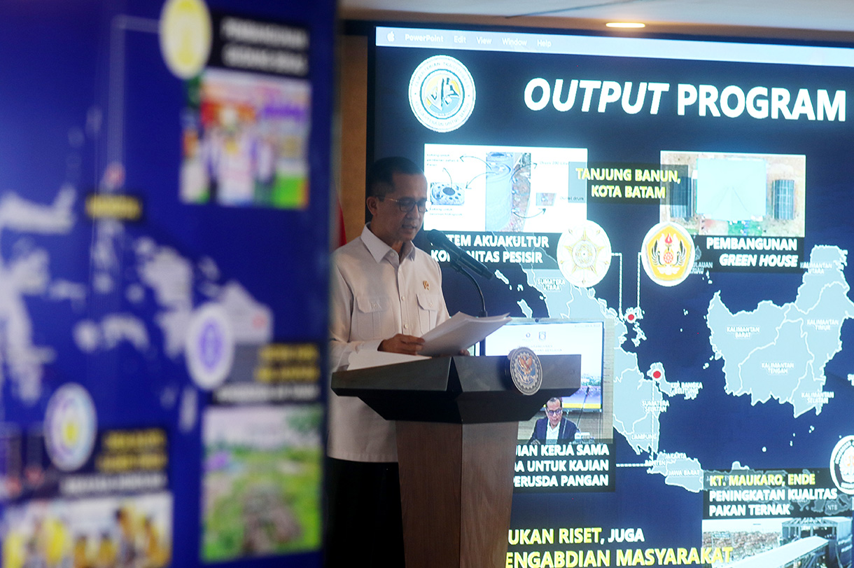 Menteri Transmigrasi (Mentrans) M Iftitah Sulaiman Suryanagara (kiri), Menteri Koordinator (Menko) Bidang Infrastruktur dan Pembangunan Kewilayahan, Agus Harimurti Yudhoyono (tengah), dan Wakil Menteri Transmigrasi, Viva Yoga Mauladi saat Town Hall Meeting di Kementerian Koordinator Bidang Infrastruktur dan Pembangunan Kewilayahan, di Jakarta, Kamis (5/2/2026). (Beritanasional.com/Oke Atmaja)