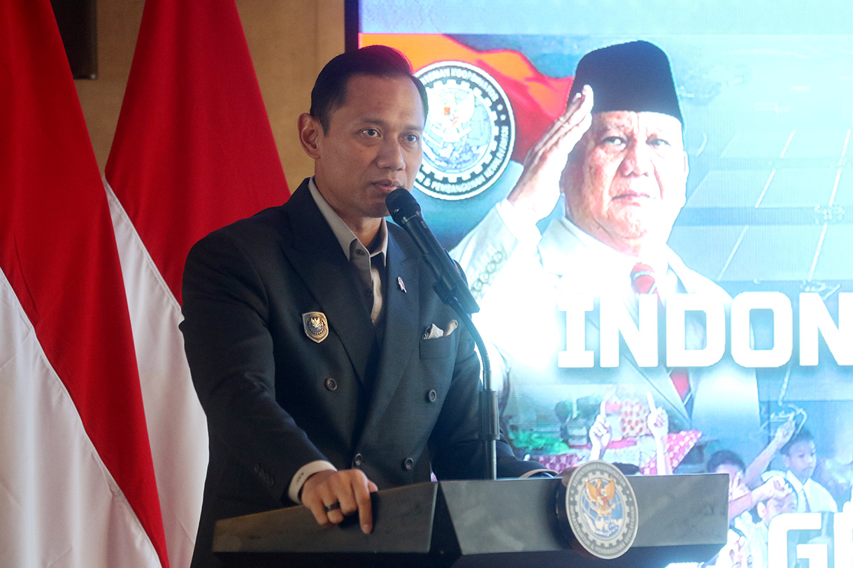 Menteri Transmigrasi (Mentrans) M Iftitah Sulaiman Suryanagara (kiri), Menteri Koordinator (Menko) Bidang Infrastruktur dan Pembangunan Kewilayahan, Agus Harimurti Yudhoyono (tengah), dan Wakil Menteri Transmigrasi, Viva Yoga Mauladi saat Town Hall Meeting di Kementerian Koordinator Bidang Infrastruktur dan Pembangunan Kewilayahan, di Jakarta, Kamis (5/2/2026). (Beritanasional.com/Oke Atmaja)