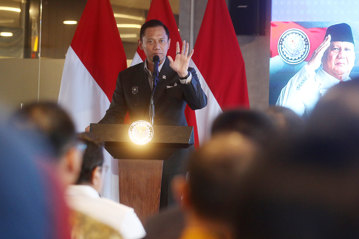 Menteri Transmigrasi (Mentrans) M Iftitah Sulaiman Suryanagara (kiri), Menteri Koordinator (Menko) Bidang Infrastruktur dan Pembangunan Kewilayahan, Agus Harimurti Yudhoyono (tengah), dan Wakil Menteri Transmigrasi, Viva Yoga Mauladi saat Town Hall Meeting di Kementerian Koordinator Bidang Infrastruktur dan Pembangunan Kewilayahan, di Jakarta, Kamis (5/2/2026). (Beritanasional.com/Oke Atmaja)