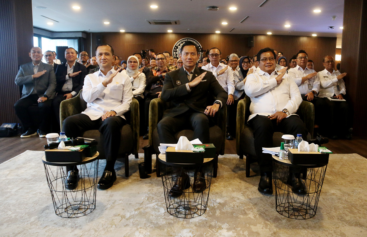 Menteri Transmigrasi (Mentrans) M Iftitah Sulaiman Suryanagara (kiri), Menteri Koordinator (Menko) Bidang Infrastruktur dan Pembangunan Kewilayahan, Agus Harimurti Yudhoyono (tengah), dan Wakil Menteri Transmigrasi, Viva Yoga Mauladi saat Town Hall Meeting di Kementerian Koordinator Bidang Infrastruktur dan Pembangunan Kewilayahan, di Jakarta, Kamis (5/2/2026). (Beritanasional.com/Oke Atmaja)