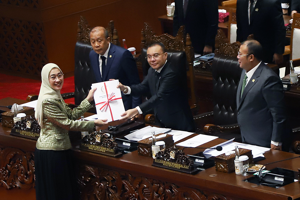 Rapat Paripurna Pembicaraan Tingkat II/Pengambilan Keputusan terhadap RUU Tentang Perubahan Ketiga Atas Undang-Undang Nomor 19 Tahun 2003 Tentang Badan Usaha Milik Negara (BUMN). (BeritaNasional/Elvis Sendouw)