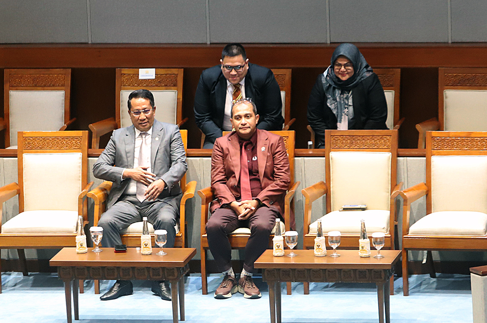 Menteri Hukum Supratman Andi Agtas (kiri) menyerahkan berkas pendapat akhir kepada Wakil Ketua DPR Sufmi Dasco Ahmad (kanan) saat Rapat Paripurna Ke-10 DPR RI . (BeritaNasional/Elvis Sendouw)