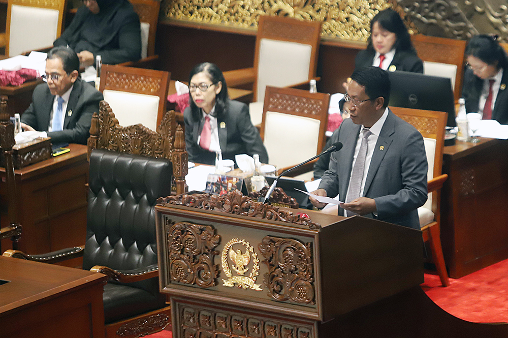 Menteri Hukum Supratman Andi Agtas (kiri) menyerahkan berkas pendapat akhir kepada Wakil Ketua DPR Sufmi Dasco Ahmad (kanan) saat Rapat Paripurna Ke-10 DPR RI . (BeritaNasional/Elvis Sendouw)