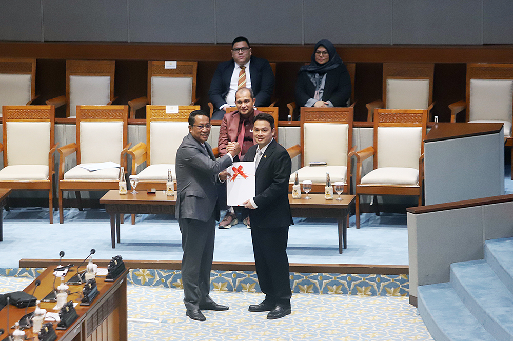 Menteri Hukum Supratman Andi Agtas (kiri) menyerahkan berkas pendapat akhir kepada Wakil Ketua DPR Sufmi Dasco Ahmad (kanan) saat Rapat Paripurna Ke-10 DPR RI . (BeritaNasional/Elvis Sendouw)