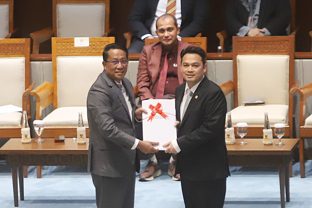 Menteri Hukum Supratman Andi Agtas (kiri) menyerahkan berkas pendapat akhir kepada Wakil Ketua DPR Sufmi Dasco Ahmad (kanan) saat Rapat Paripurna Ke-10 DPR RI . (BeritaNasional/Elvis Sendouw)