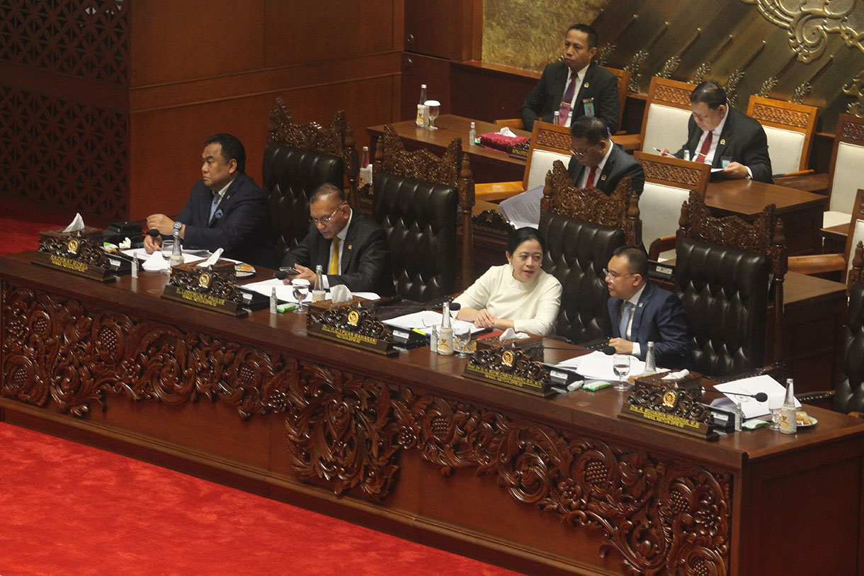 Ketua DPR Puan Maharani (ketujuh kiri) bersama Wakil Ketua DPR Lodewijk Freidrich Paulus (keenam kanan), Sufmi Dasco Ahmad (kelima kiri), Rachmat Gobel (keempat kiri), dan Muhaimin Iskandar (ketiga kanan) berfoto bersama perwakilan Fraksi di DPR usai menyerahkan pin dan piagam penghargaan pada Rapat Paripurna DPR Penutupan Masa Sidang I Tahun Sidang 2024-2025 Keanggotaan DPR RI 2019-2024 di Kompleks Parlemen, Senayan, Jakarta, Senin (30/9/2024).(BeritaNasional.com/Oke Atmaja)