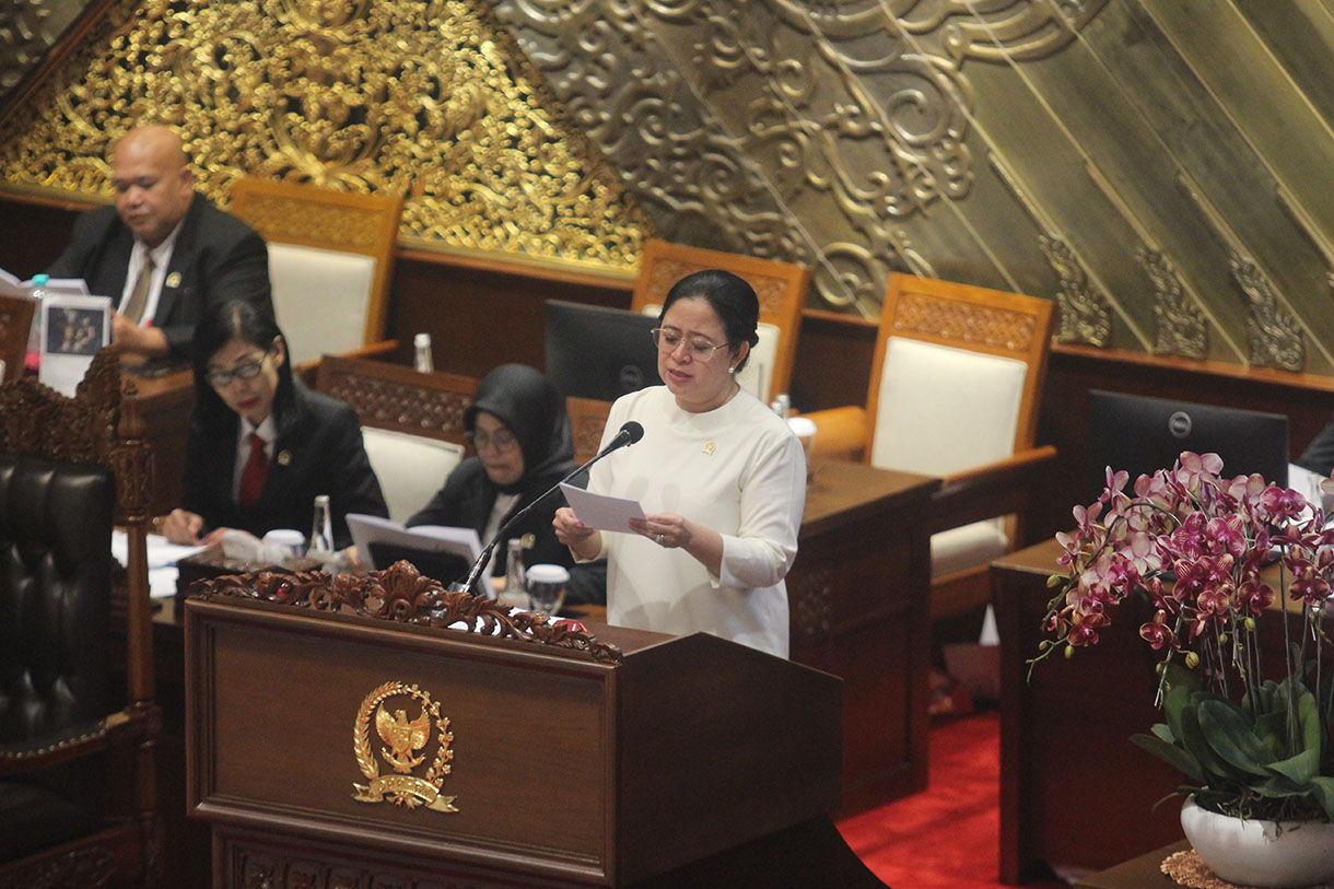 Ketua DPR Puan Maharani (ketujuh kiri) bersama Wakil Ketua DPR Lodewijk Freidrich Paulus (keenam kanan), Sufmi Dasco Ahmad (kelima kiri), Rachmat Gobel (keempat kiri), dan Muhaimin Iskandar (ketiga kanan) berfoto bersama perwakilan Fraksi di DPR usai menyerahkan pin dan piagam penghargaan pada Rapat Paripurna DPR Penutupan Masa Sidang I Tahun Sidang 2024-2025 Keanggotaan DPR RI 2019-2024 di Kompleks Parlemen, Senayan, Jakarta, Senin (30/9/2024).(BeritaNasional.com/Oke Atmaja)