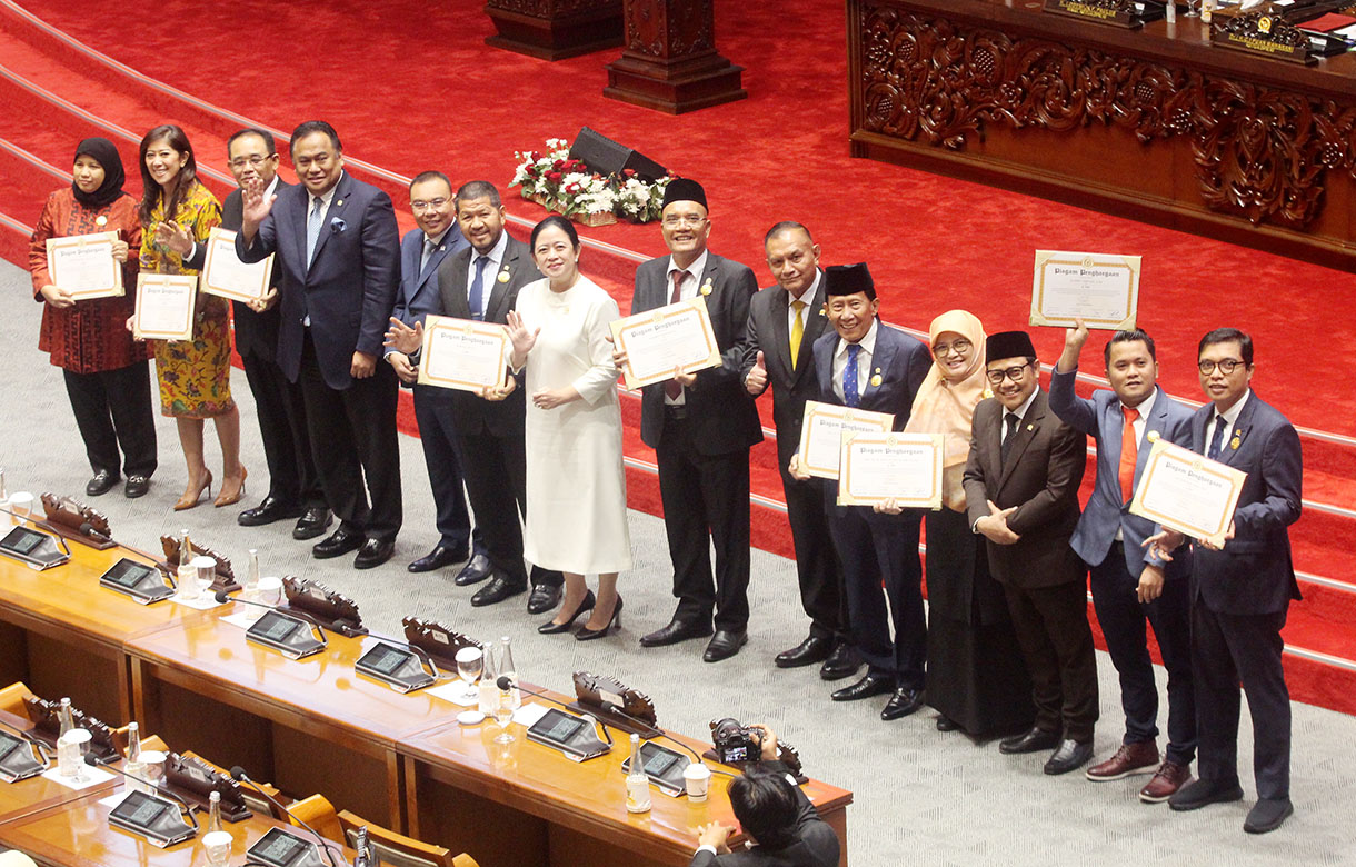 Ketua DPR Puan Maharani (ketujuh kiri) bersama Wakil Ketua DPR Lodewijk Freidrich Paulus (keenam kanan), Sufmi Dasco Ahmad (kelima kiri), Rachmat Gobel (keempat kiri), dan Muhaimin Iskandar (ketiga kanan) berfoto bersama perwakilan Fraksi di DPR usai menyerahkan pin dan piagam penghargaan pada Rapat Paripurna DPR Penutupan Masa Sidang I Tahun Sidang 2024-2025 Keanggotaan DPR RI 2019-2024 di Kompleks Parlemen, Senayan, Jakarta, Senin (30/9/2024).(BeritaNasional.com/Oke Atmaja)