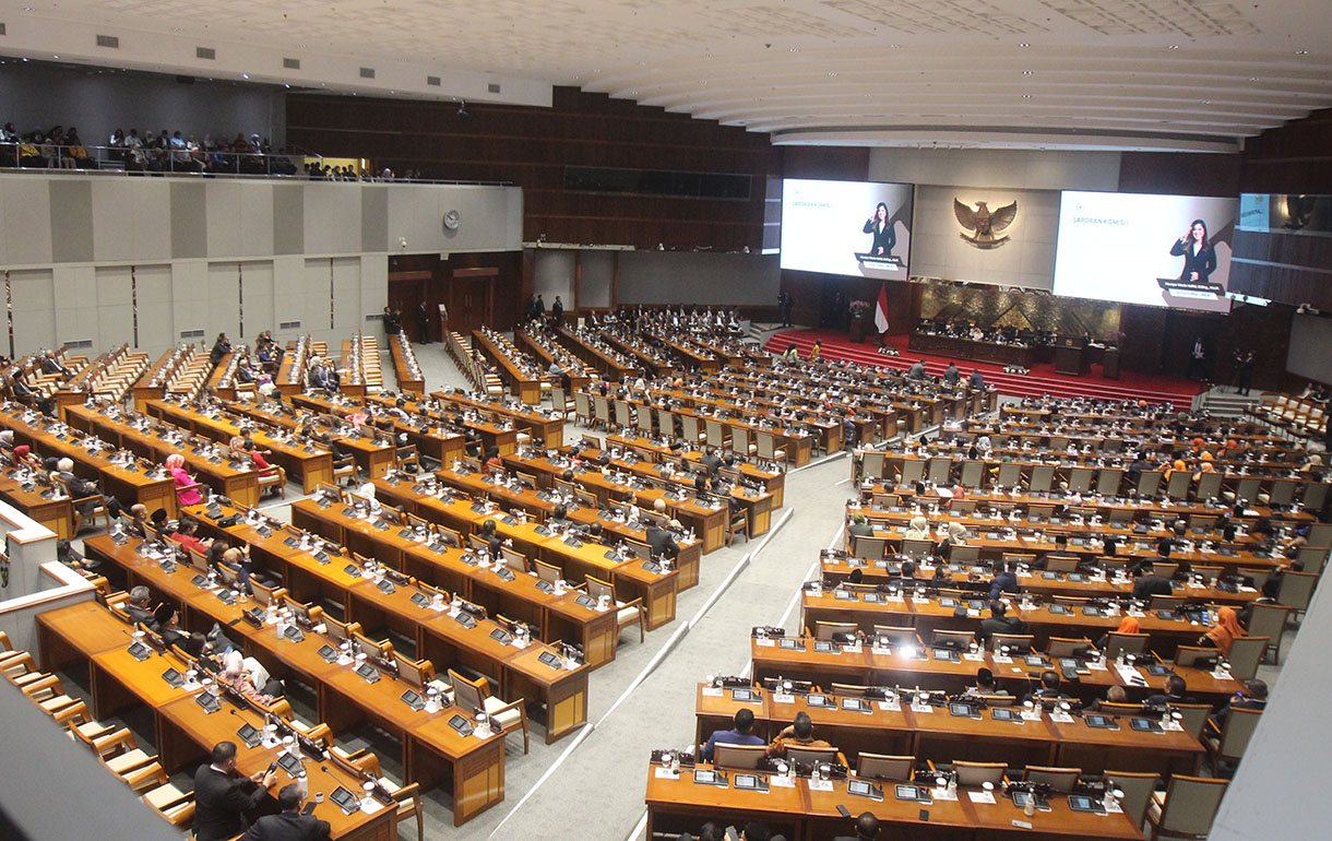 Ketua DPR Puan Maharani (ketujuh kiri) bersama Wakil Ketua DPR Lodewijk Freidrich Paulus (keenam kanan), Sufmi Dasco Ahmad (kelima kiri), Rachmat Gobel (keempat kiri), dan Muhaimin Iskandar (ketiga kanan) berfoto bersama perwakilan Fraksi di DPR usai menyerahkan pin dan piagam penghargaan pada Rapat Paripurna DPR Penutupan Masa Sidang I Tahun Sidang 2024-2025 Keanggotaan DPR RI 2019-2024 di Kompleks Parlemen, Senayan, Jakarta, Senin (30/9/2024).(BeritaNasional.com/Oke Atmaja)