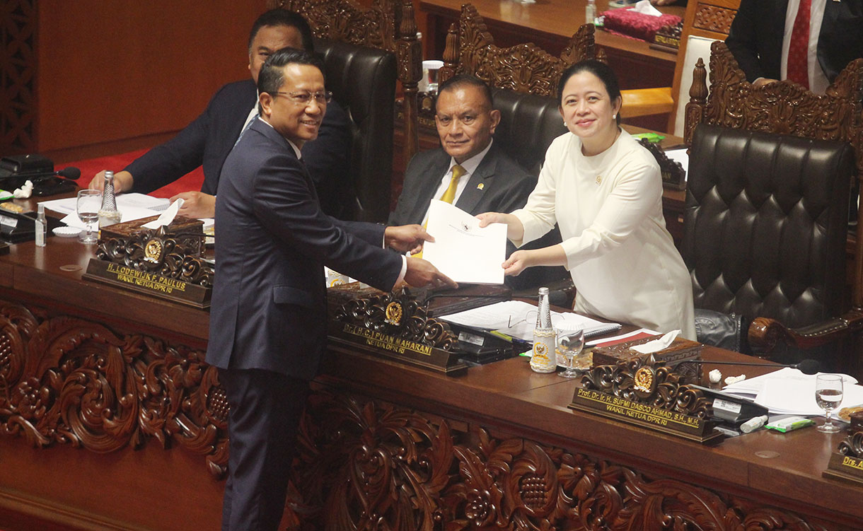 Ketua DPR Puan Maharani (ketujuh kiri) bersama Wakil Ketua DPR Lodewijk Freidrich Paulus (keenam kanan), Sufmi Dasco Ahmad (kelima kiri), Rachmat Gobel (keempat kiri), dan Muhaimin Iskandar (ketiga kanan) berfoto bersama perwakilan Fraksi di DPR usai menyerahkan pin dan piagam penghargaan pada Rapat Paripurna DPR Penutupan Masa Sidang I Tahun Sidang 2024-2025 Keanggotaan DPR RI 2019-2024 di Kompleks Parlemen, Senayan, Jakarta, Senin (30/9/2024).(BeritaNasional.com/Oke Atmaja)