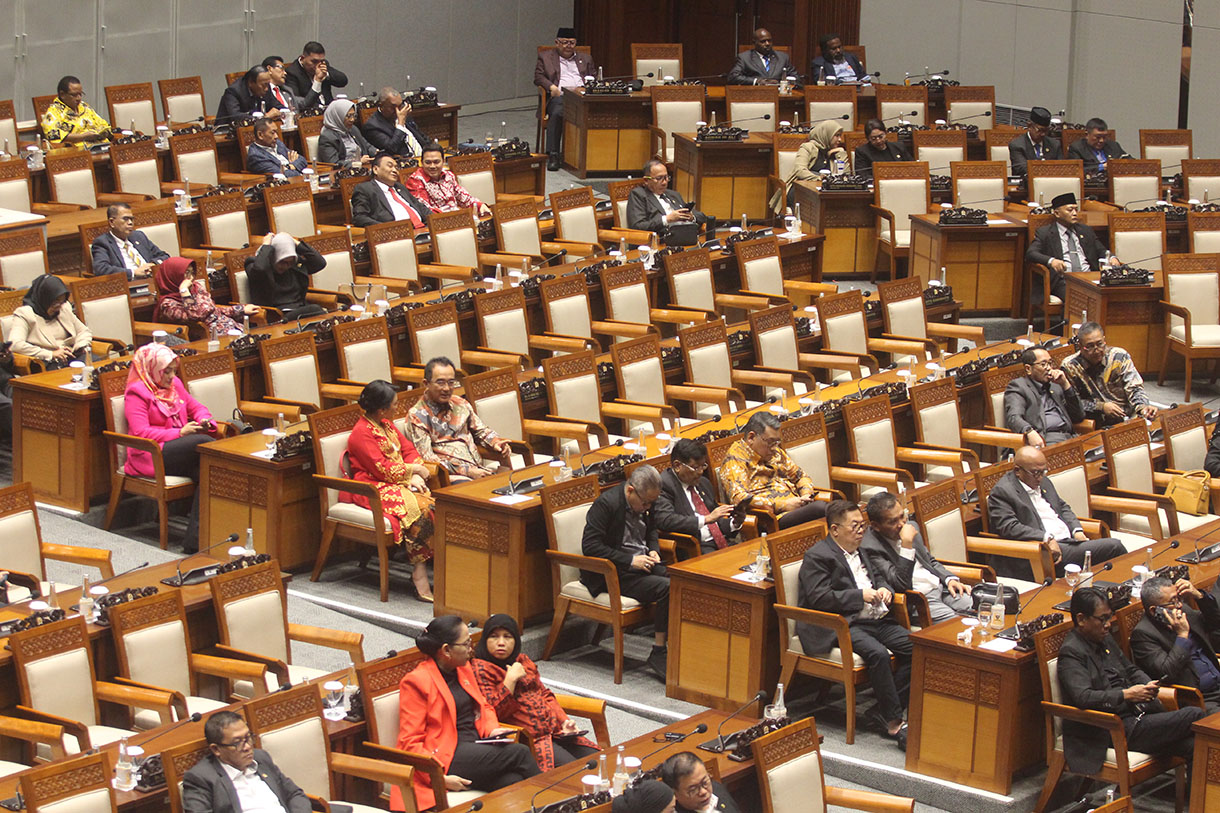 Ketua DPR Puan Maharani (ketujuh kiri) bersama Wakil Ketua DPR Lodewijk Freidrich Paulus (keenam kanan), Sufmi Dasco Ahmad (kelima kiri), Rachmat Gobel (keempat kiri), dan Muhaimin Iskandar (ketiga kanan) berfoto bersama perwakilan Fraksi di DPR usai menyerahkan pin dan piagam penghargaan pada Rapat Paripurna DPR Penutupan Masa Sidang I Tahun Sidang 2024-2025 Keanggotaan DPR RI 2019-2024 di Kompleks Parlemen, Senayan, Jakarta, Senin (30/9/2024).(BeritaNasional.com/Oke Atmaja)